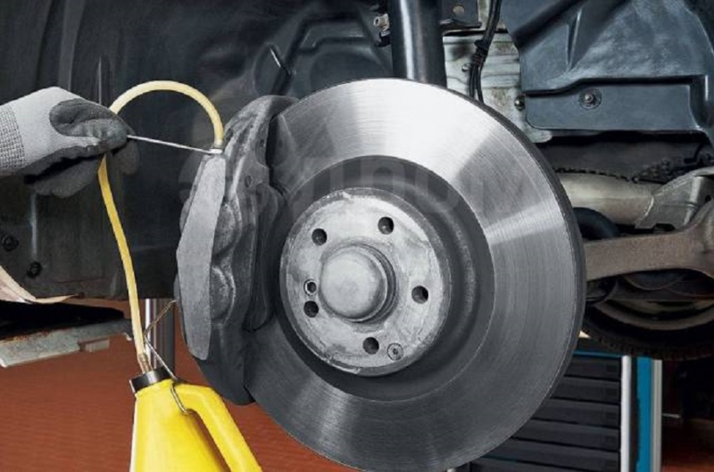 Замена тормозной жидкости